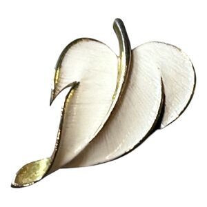 1960’s JJ signed Elegant Gold and Cream Brooch